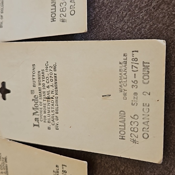 3/$30 VTG LA MODE Peach Acrylic Four Hole Buttons 7/8" and 5/8" - Picture 5 of 6